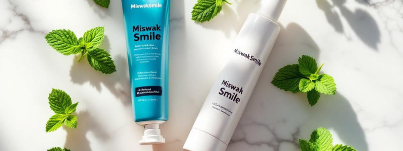 Tube de dentifrice SiwakSmile et bâtons de siwak naturel posés sur marbre blanc, entourés de feuilles de menthe, évoquant la fraîcheur et la pureté du siwak dent.
