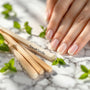 Scène zen de bâtons de siwak et dentifrice SiwakSmile posés sur marbre, entourés de menthe et eucalyptus, évoquant blanchiment dent prix dentiste par pureté naturelle.