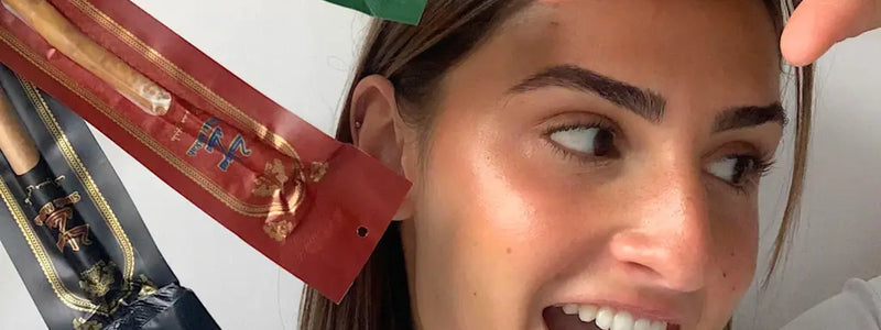 Femme tenant 3 siwak dans les mains 