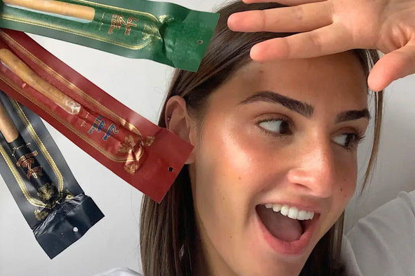 Femme tenant 3 siwak dans les mains 