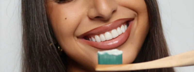 Gelbe Zähne: Natürliche Zahnaufhellung mit Siwak
