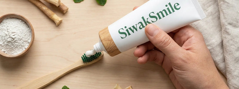 Illustration du dentifrice siwaksmile en train d'être appliqué sur une brosse à dents 