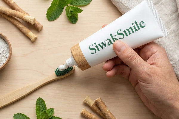 Illustration du dentifrice siwaksmile en train d'être appliqué sur une brosse à dents 