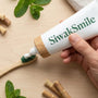 Illustration du dentifrice siwaksmile en train d'être appliqué sur une brosse à dents 