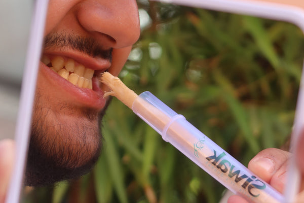 Utilisation du Siwak sur un miroir