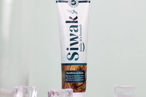 Tube dentifrice Siwak naturel sur fond frais - Formule renforce gencives et élimine taches dentaires