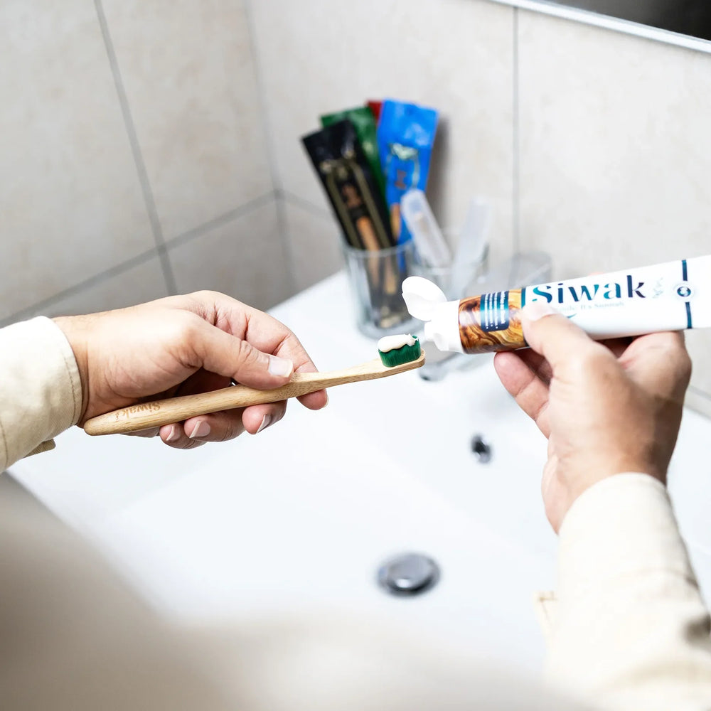 Tube dentifrice Siwak naturel sur fond frais - Formule renforce gencives et élimine taches dentaires