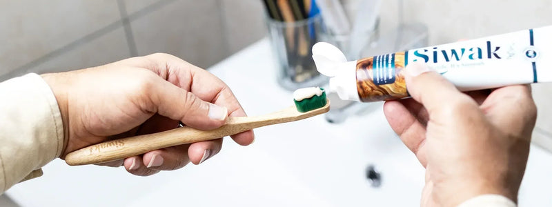 Illustration du dentifrice siwaksmile dans une salle de bain. 