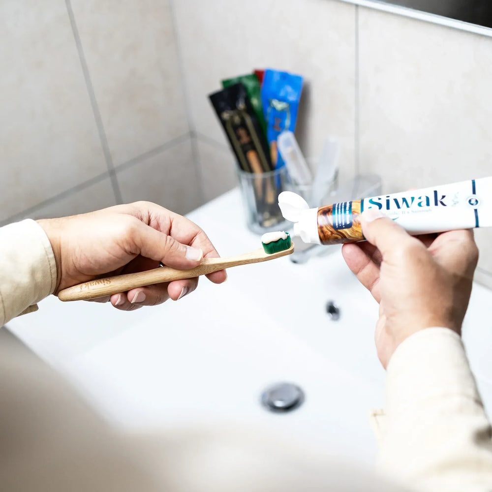 Illustration du dentifrice siwaksmile dans une salle de bain. 