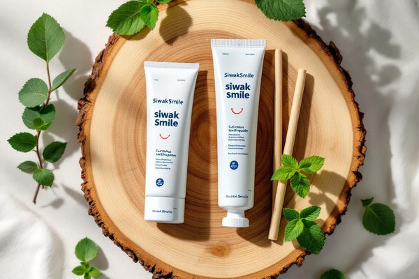 Ambiance zen avec bâtons de siwak naturel et dentifrice SiwakSmile posés sur un plateau en bois, menthe et eucalyptus apportent fraîcheur tout en suggérant subtilement le siwak danger à éviter.