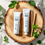 Ambiance zen avec bâtons de siwak naturel et dentifrice SiwakSmile posés sur un plateau en bois, menthe et eucalyptus apportent fraîcheur tout en suggérant subtilement le siwak danger à éviter.