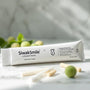 Photographie d’une composition pure de bâtons de siwak, d’un tube de dentifrice SiwakSmile et d’une branche de menthe sur marbre blanc, évoquant le siwak dents dans un esprit zen.