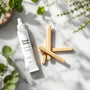 Scène zen de bâtons de siwak et dentifrice SiwakSmile sur marbre blanc agrémentée de menthe et eucalyptus, comment utiliser un siwak pour une hygiène dentaire naturelle et fraîche.