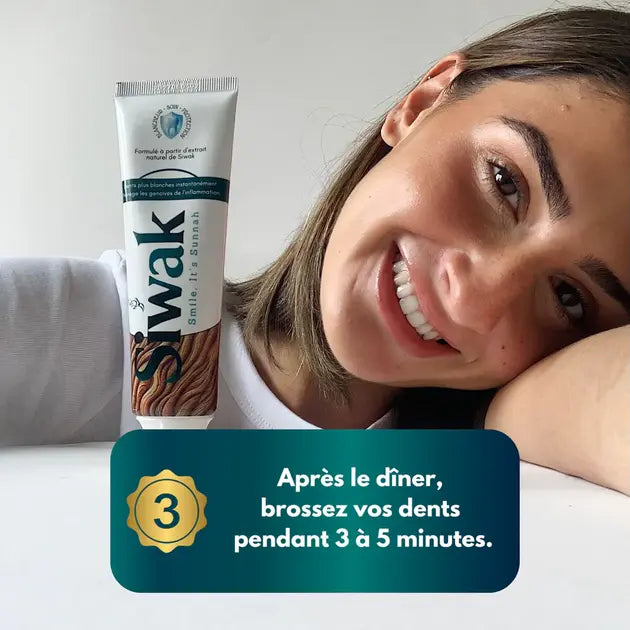 Femme se brossant les dents avec le dentifrice au siwak après le dîner - Étape 3 du challenge blanchiment naturel