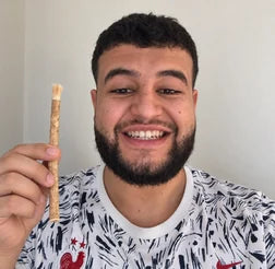 Anouar tenant un bâton de siwak SiwakSmile