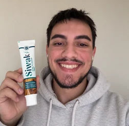 Evan tenant le dentifrice au siwak SiwakSmile