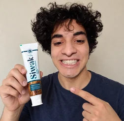Ryan L. avec le dentifrice au siwak SiwakSmile